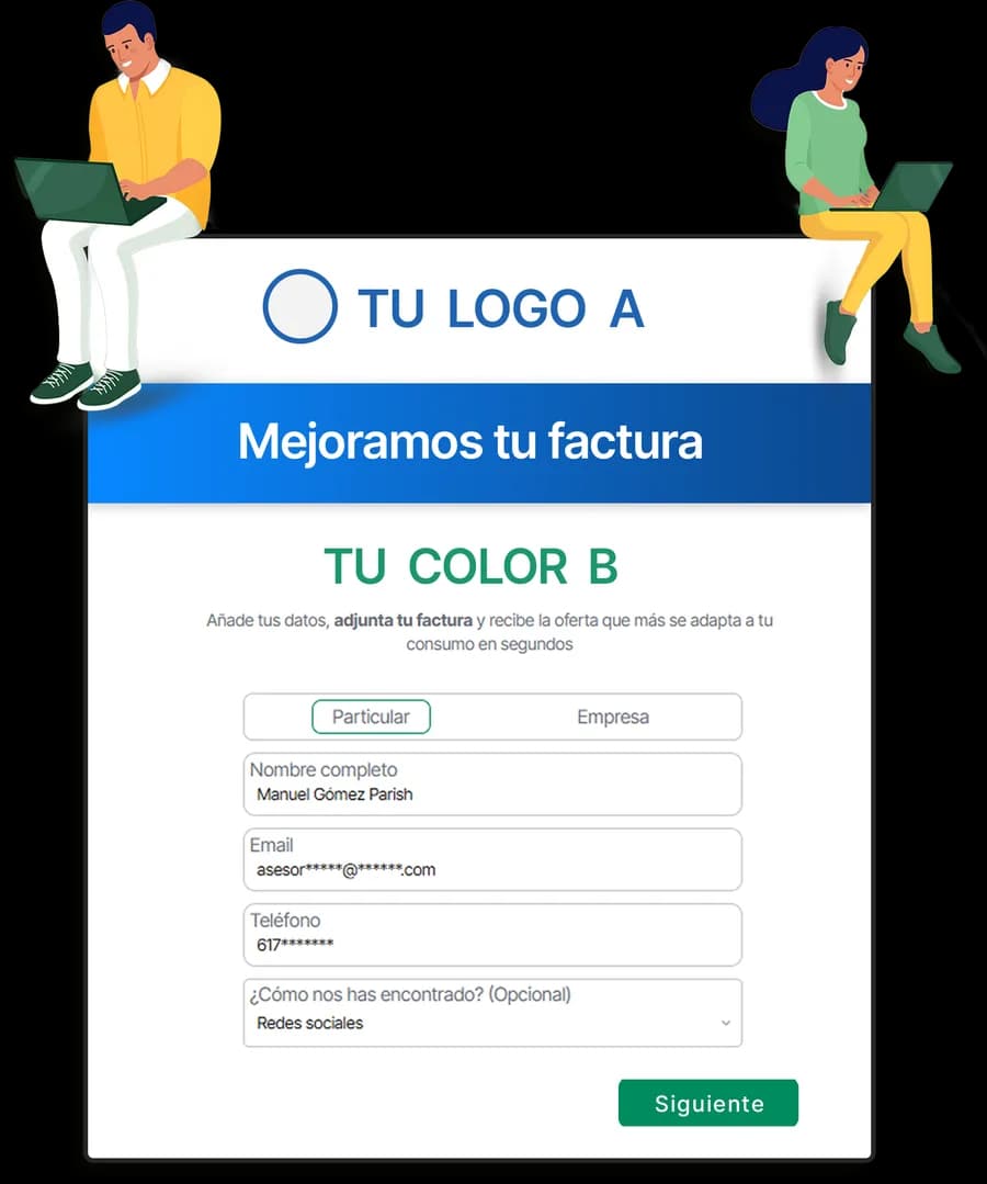 Dos asesores trabajan con el portátil sobre el portal de cliente «Mejoramos tu factura»